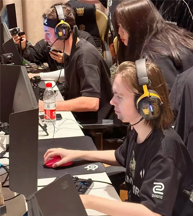 任何传奇和 ThunderTalk Gaming 晋级Rumble阶段 LPL Split 2 2025