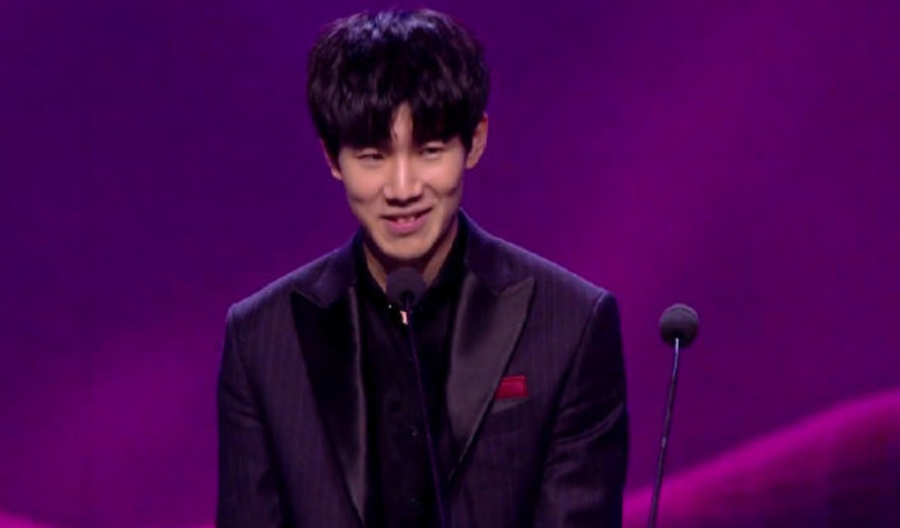 LPL女主持人希然晒照：一会赛前发布会见勒