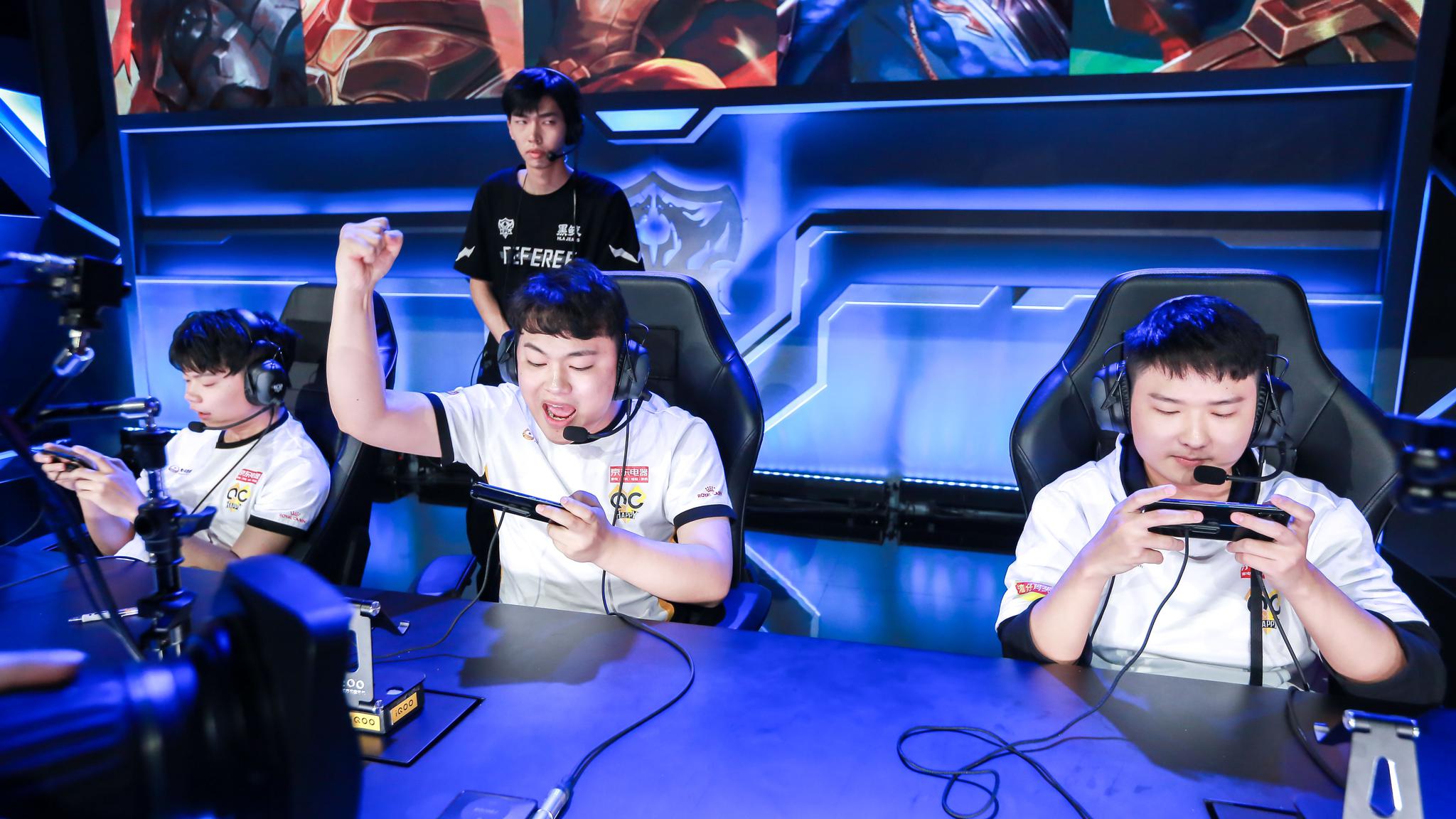 LPL主持夏安分享照片：在阳光下的咔嚓咔嚓